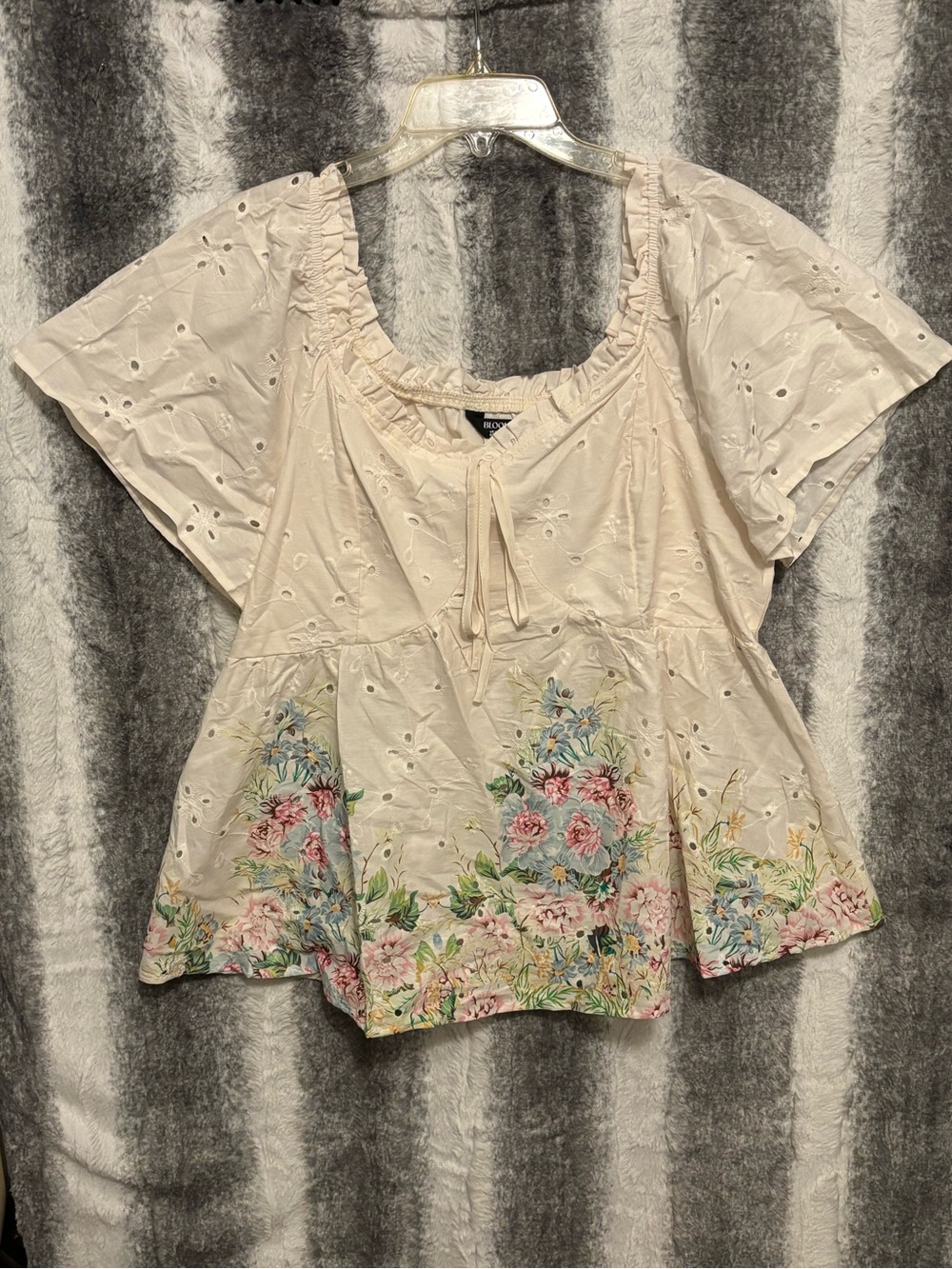 BloomChic Cotton Floral Textured Hem Blouse size 1X (14-16) - Picture 11 of 15
